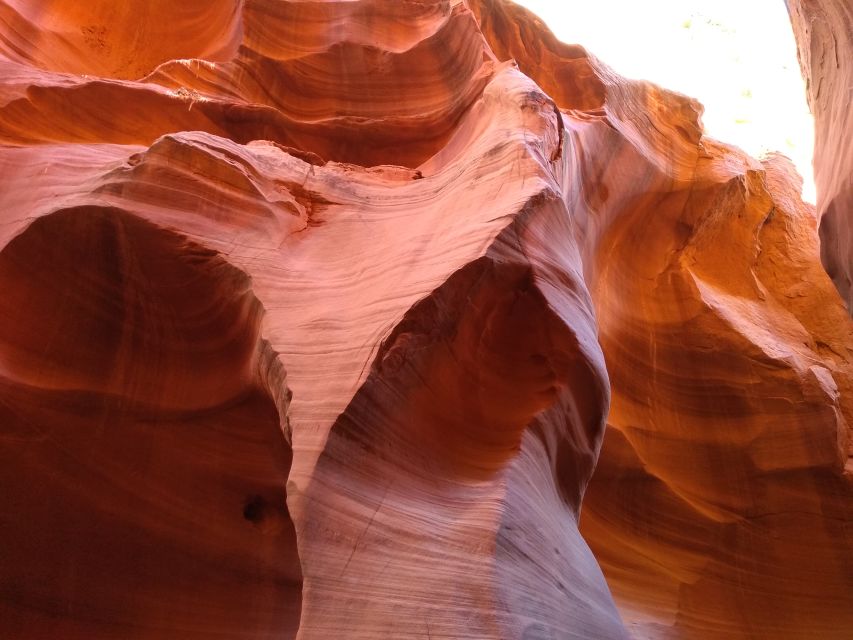 Page: Lower Antelope Canyon Entry and Navajo Guided Tour - Pace, Crowd Flow, and Why Timing Can Affect Your Photos