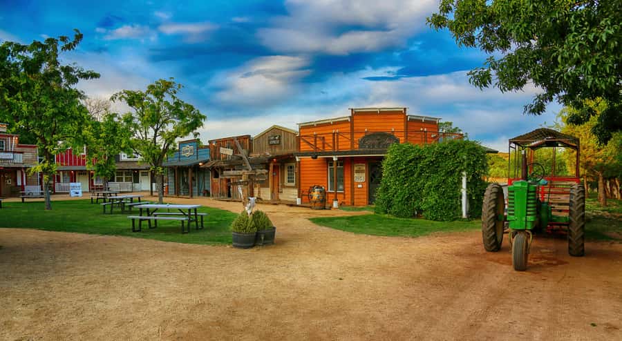 Sedona: Western Dinner Theater and Town Experience - Who should book this, and who might skip it